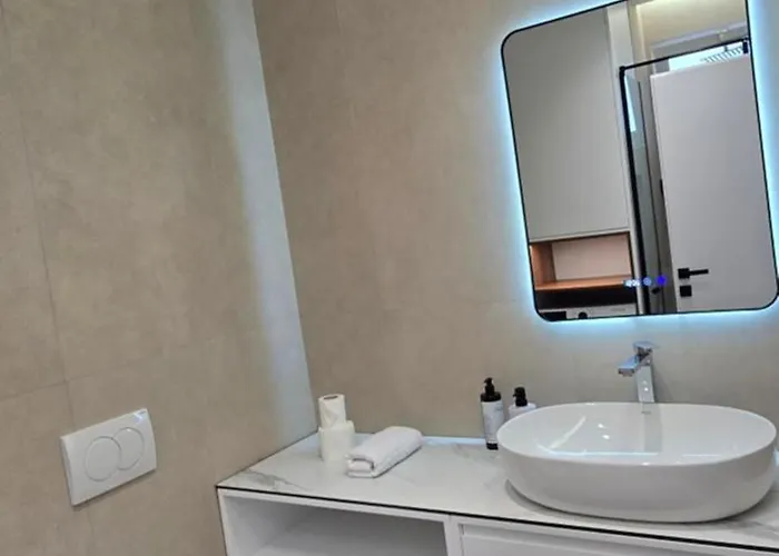 Stay-five Brand New Modern In Center - Self Check-in *