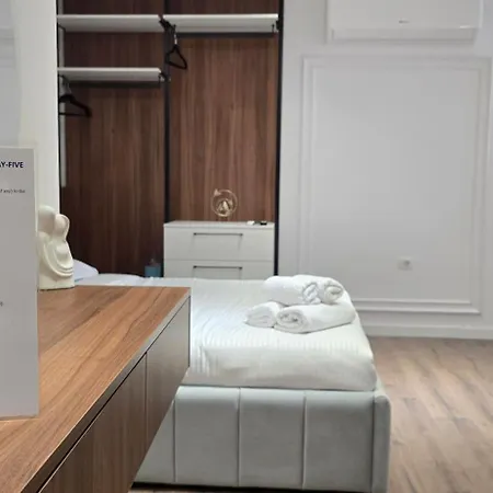 Stay-five Brand New Modern In Center - Self Check-in Apartmán *