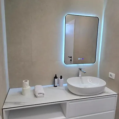 Stay-five Brand New Modern In Center - Self Check-in Apartmán *